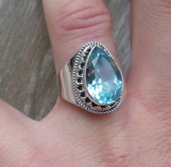 Zilveren ring gezet met druppelvorm blauw Topaas maat 18 mm